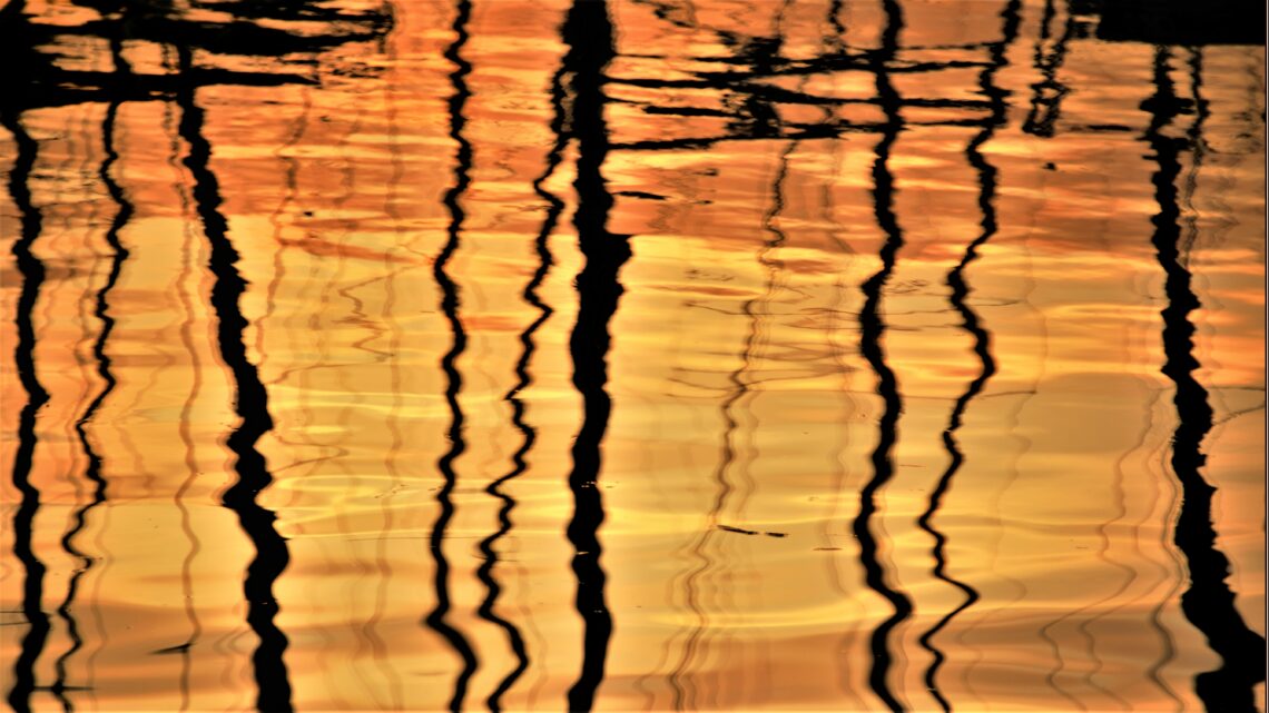 REflets au coucher du soleil dans le port