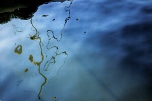 Reflets bleus dans le port 