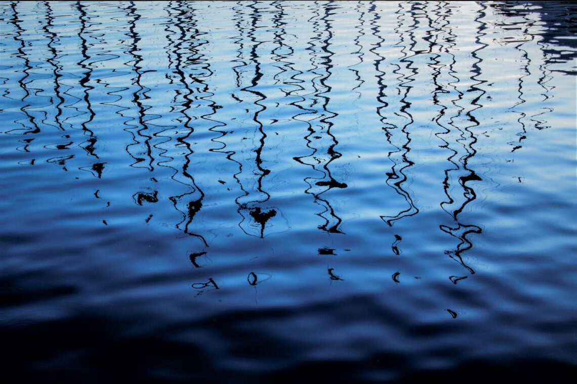 REflets sur la mer dans le port